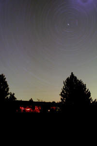 Startrail_za_vremeMM.jpg (677923 bytes)