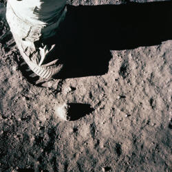 Moonfootprint.jpg (115021 bytes)