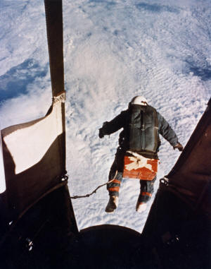 Kittinger-jump.jpg (326127 bytes)