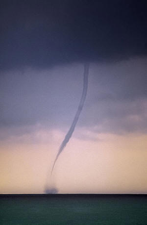 waterspout_9.jpe (100358 bytes)