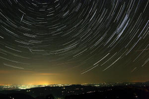 Startrails_Rajac2007_09_14.jpg (188059 bytes)